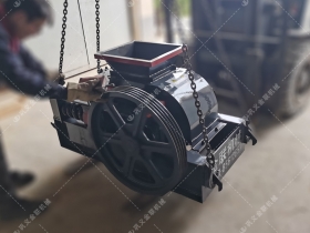 2PGC400X250小型雙齒輥午夜宅男视频發往安徽蚌埠破碎玻璃